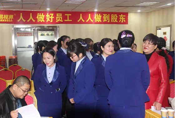 經(jīng)貿(mào)驕子現(xiàn)場與老師交流溝通 圖二