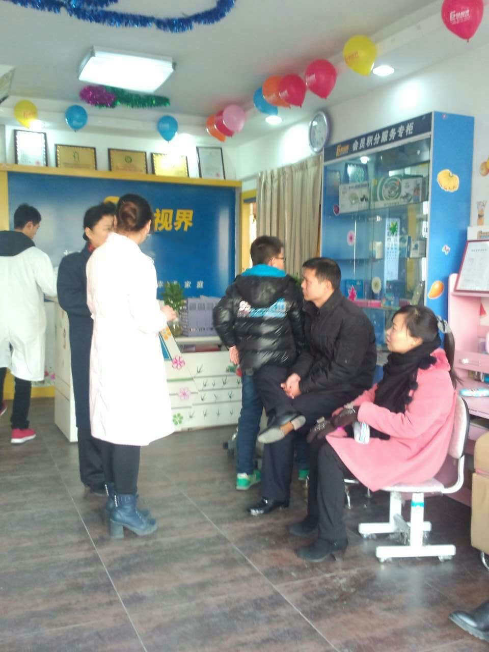 來(lái)訪客戶觀看易視界店面運(yùn)營(yíng)情況