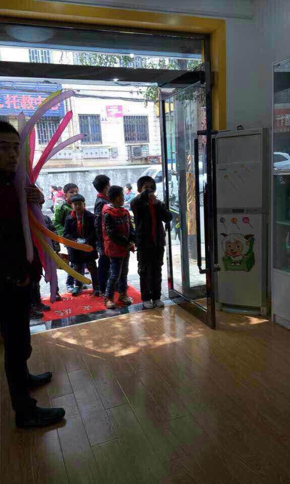 易視界鞏義店今天試營業