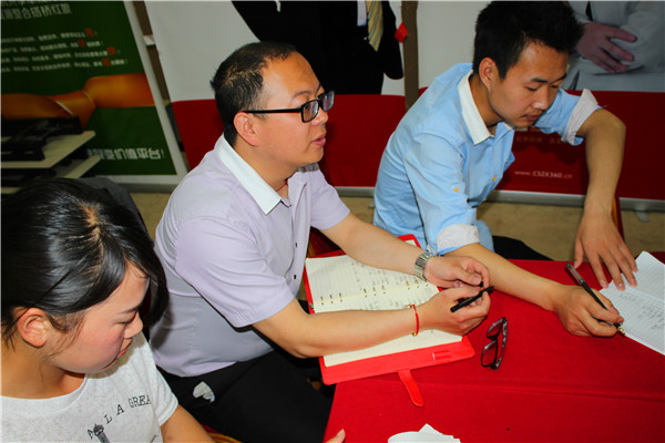 認真聽講并做筆記的易視界伙伴們