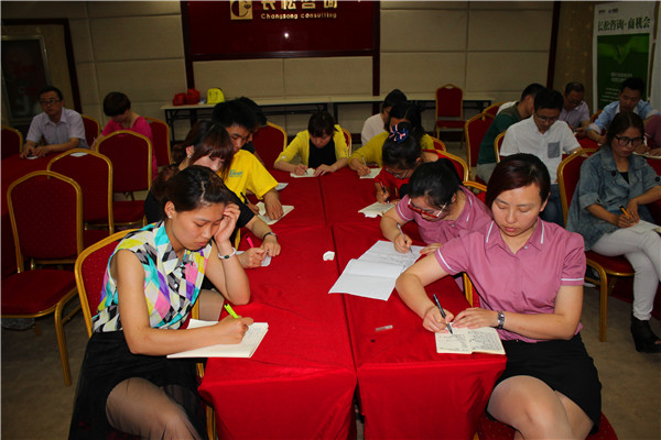 現場認真做作業的易視界伙伴們