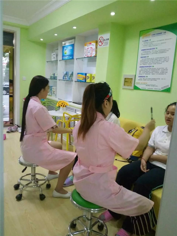 易視界工作人員為孩子檢測(cè)視力