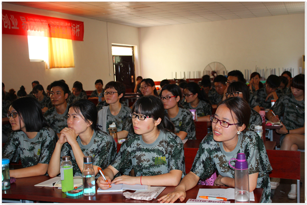 易視界伙伴們在認真的聽講中