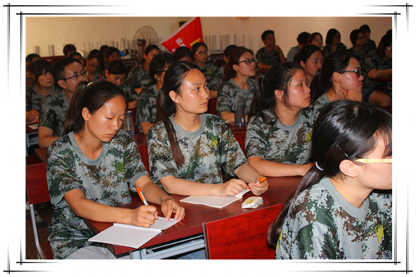 易視界伙伴們認真聽講