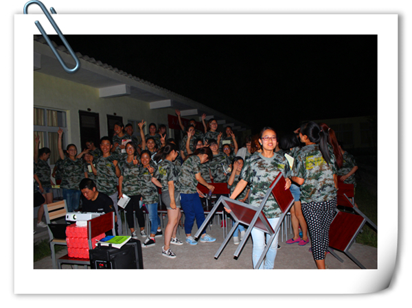 易視界伙伴們露天觀看電影<當幸福來敲門>