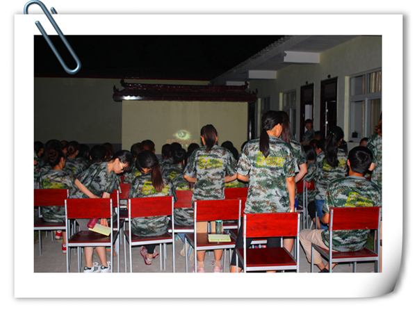 易視界伙伴們露天觀看電影<當幸福來敲門>