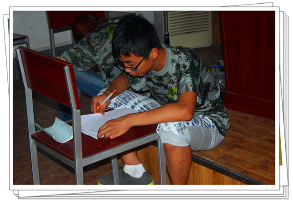 深夜了,還在認真寫作業的易視界伙伴們