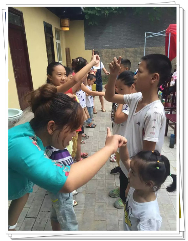 易視界工作人員帶領小朋友做眼保健操