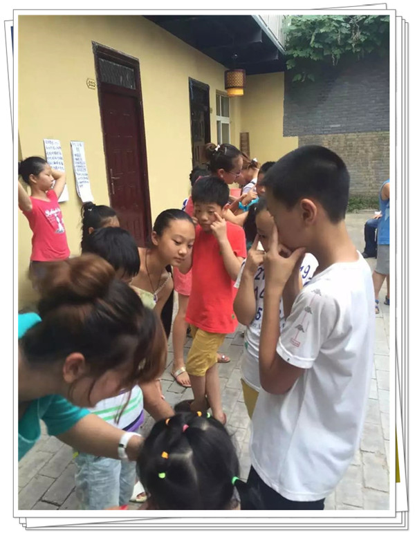 易視界工作人員帶領小朋友做眼保健操