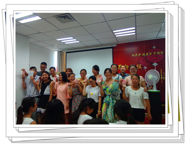 易視界獲勝的伙伴們上臺領獎