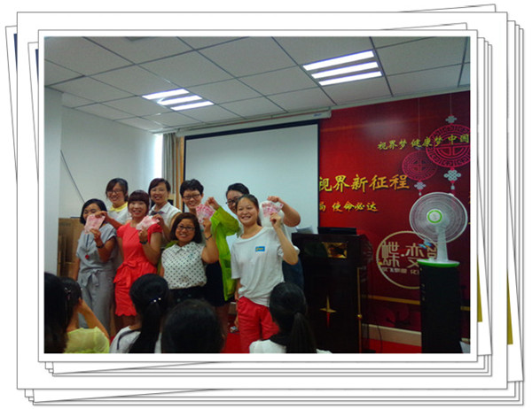 易視界表現優秀的伙伴們上臺領獎