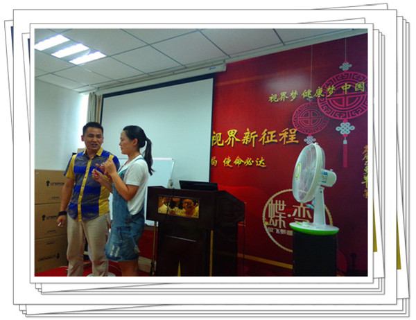 易視界表現優秀的伙伴上臺領獎