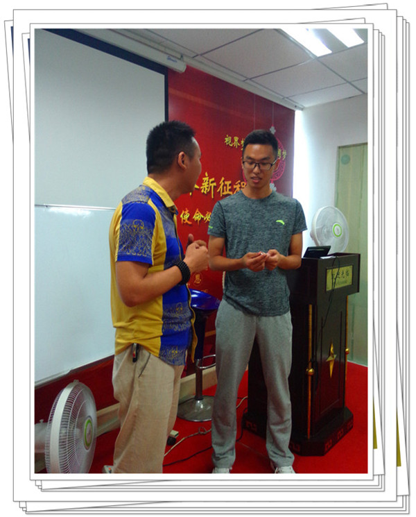 易視界表現優秀的伙伴上臺領獎