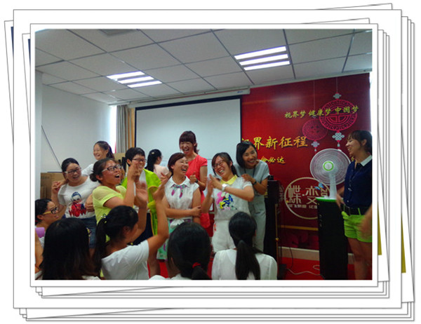 易視界表現優秀的伙伴們上臺領獎