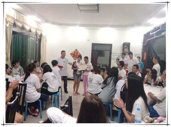 為優秀的小伙伴們頒發獎品