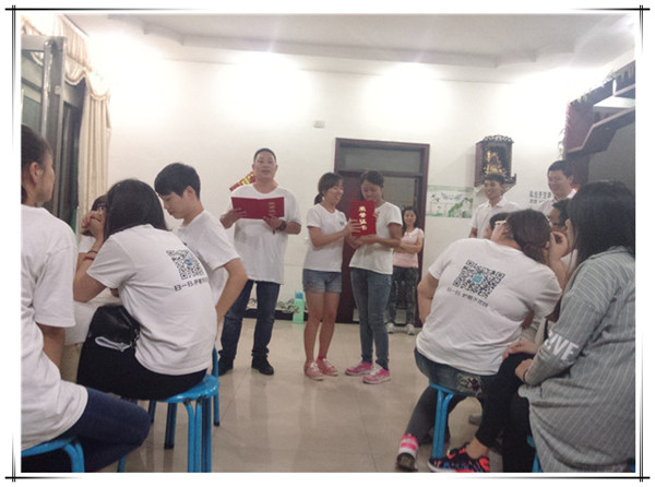 為優秀伙伴們頒獎獎品