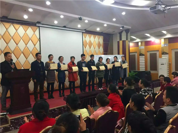 易視界優(yōu)秀員工上臺領獎