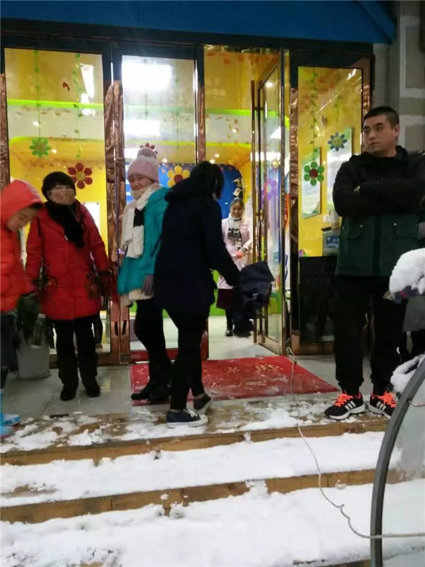 前往易視界視力提升會所店矯正的家長和孩子們