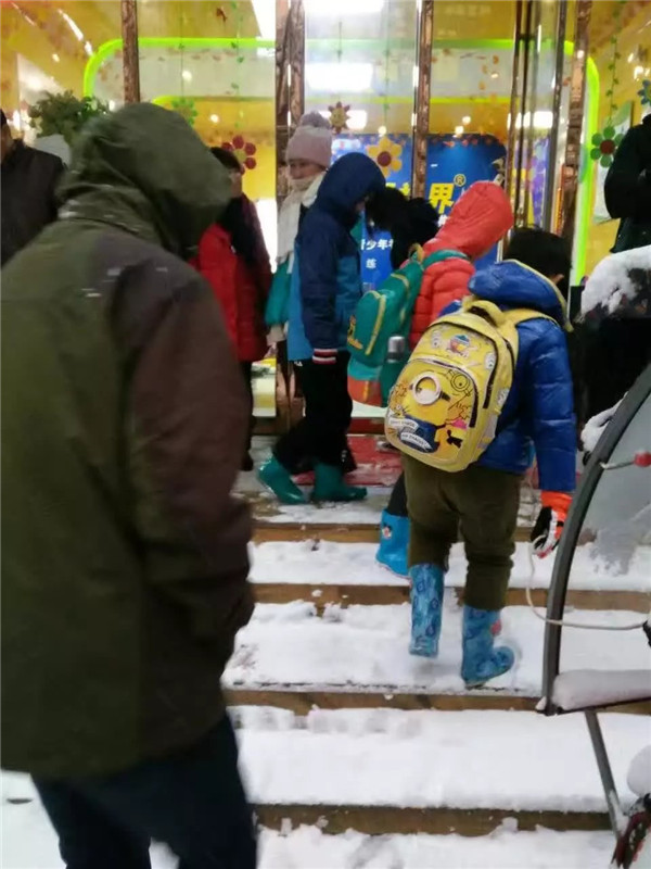 前往易視界視力提升會所店矯正的家長和孩子們