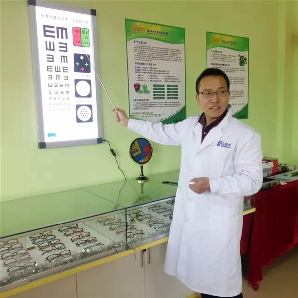 易視界工作人員正在認真的為孩子檢測視力