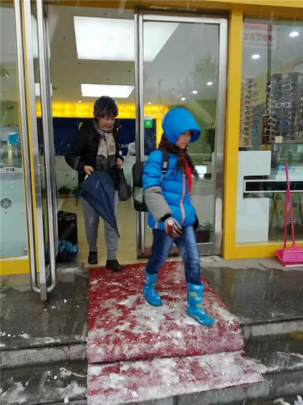 前往易視界視力提升會所店矯正的家長和孩子們