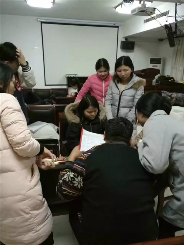 易視界新人在通宵達旦的學習專業知識