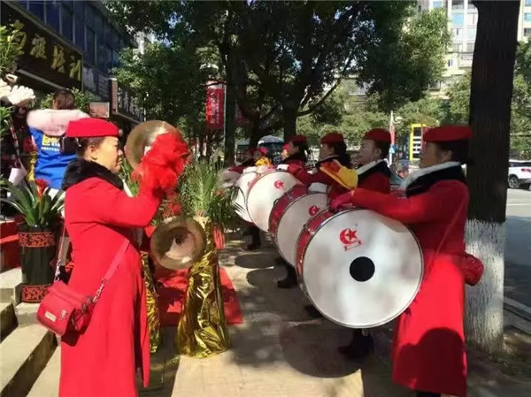 易視界雁峰店開業當天十分的熱鬧