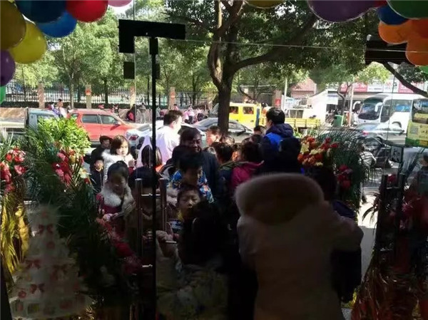 易視界雁峰店開業當天十分的熱鬧