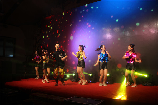 熱情洋溢的開場舞