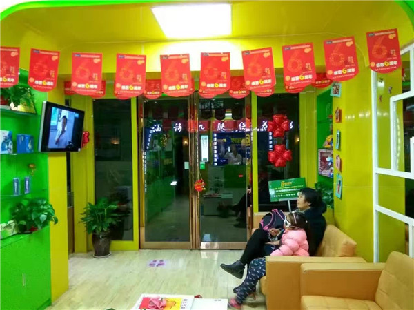 家長在認真觀看易視界云電視播放的節目