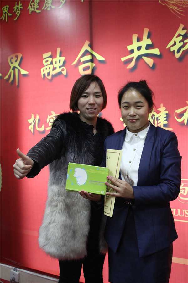 易視界表現優秀的伙伴上臺領獎