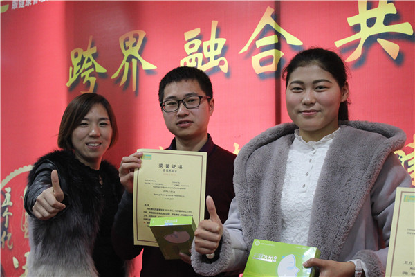 易視界表現優秀的小伙伴上臺領獎