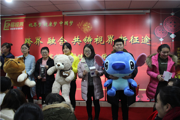 易視界表現優秀的小伙伴上臺抽獎