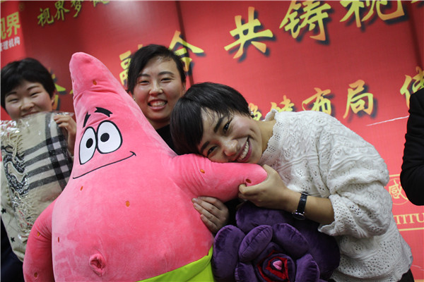 易視界表現優秀的小伙伴上臺抽獎