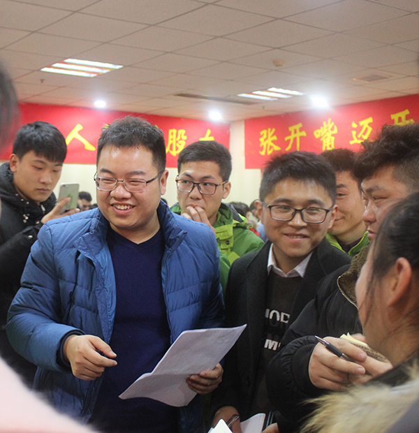 易視界伙伴們認真學習中