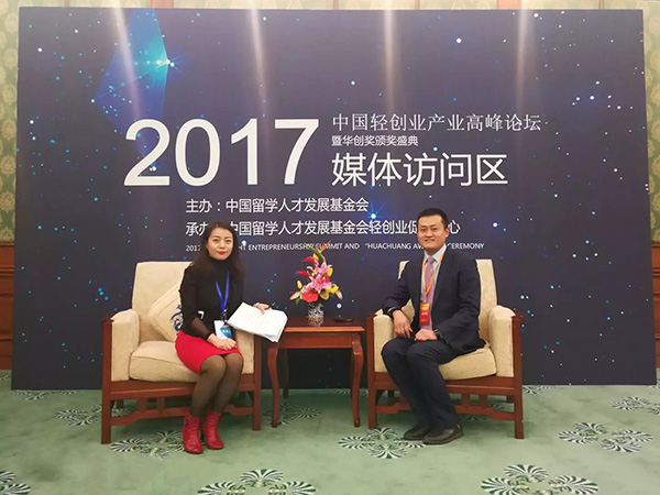 主持人采訪易視界實業集團總經理陳奇先生