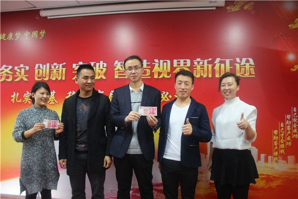 易視界優(yōu)秀小伙伴上臺(tái)領(lǐng)獎(jiǎng)