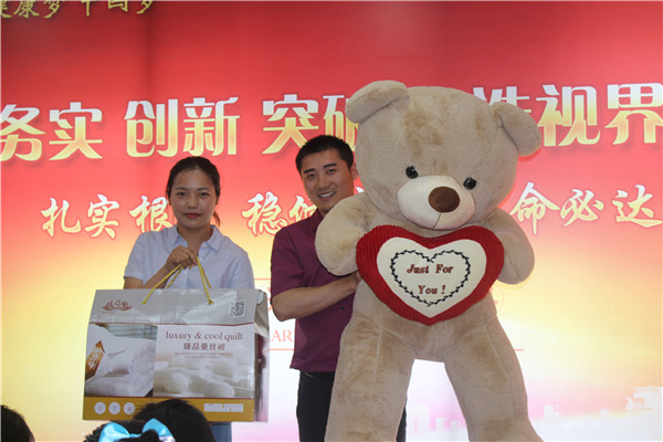 易視界表現優秀的伙伴上臺領取獎品