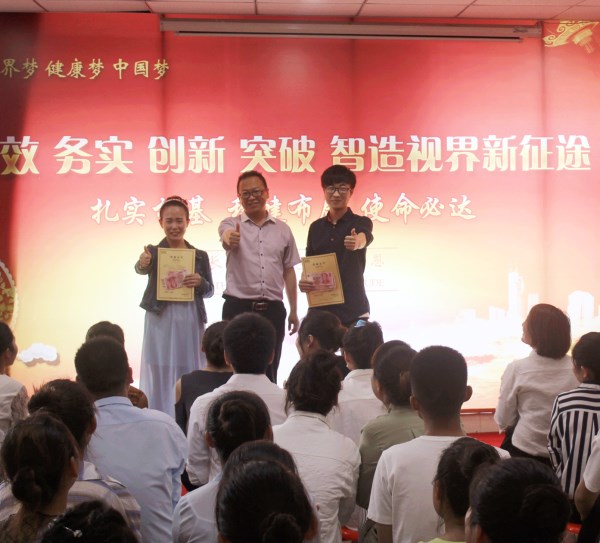 表現優秀的伙伴上臺領獎