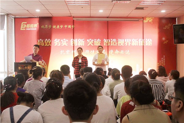 表現優秀的伙伴上臺領獎