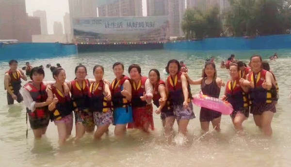 易視界6月表現優秀的小伙伴們在奧帕拉拉游玩