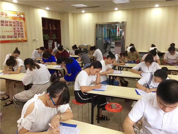 易視界小伙伴們在認真寫著試卷