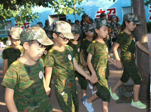 不讓任何伙伴掉隊，他們緊握對方的手前行