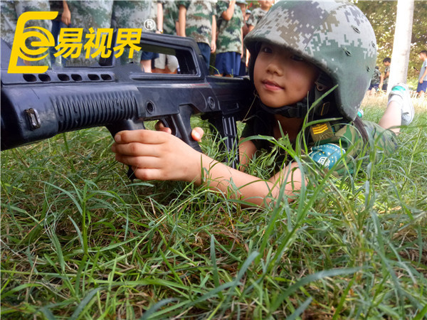 認真練槍中的小朋友