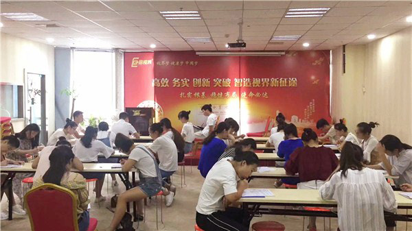 認真考試的易視界小伙伴