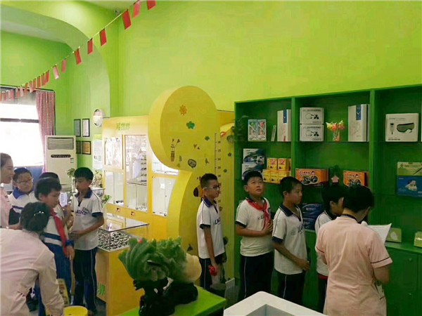 易視界新店店內很多小朋友進店檢查視力