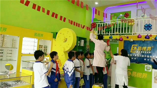 排隊進店檢查視力的小朋友們