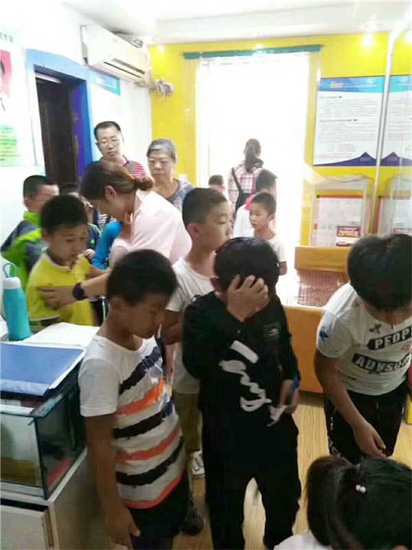 家長帶著孩子進店檢查視力，十分熱鬧