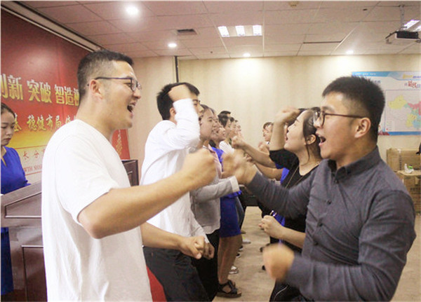 相互打氣加油，這就易視界團(tuán)隊(duì)精神