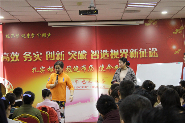 中國資深企業成長訓練導師戴翎羽為大家做分享